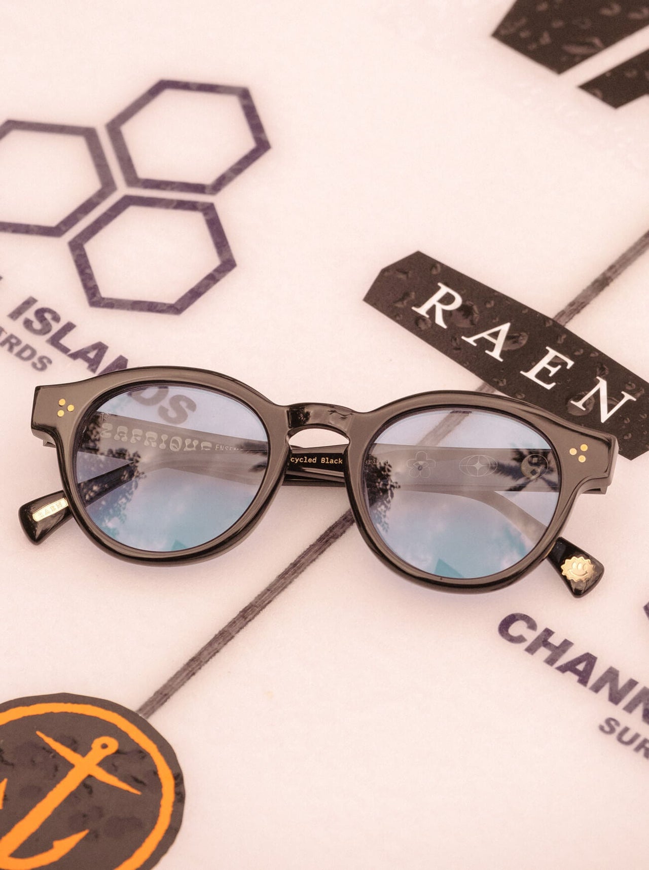 RAEN ZELTI SUNGLASSES - RECYCLED BLACK/BLUE