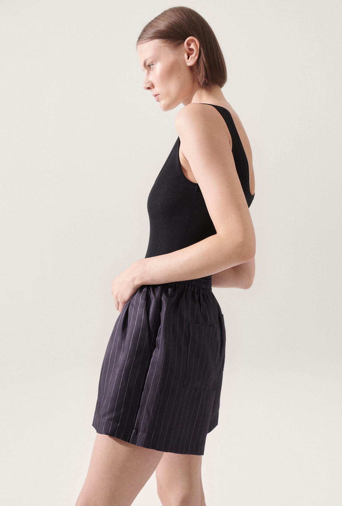 SILK LAUNDRY TWILL SLOUCH SHORTS - PINSTRIPE BLACK/WHITE