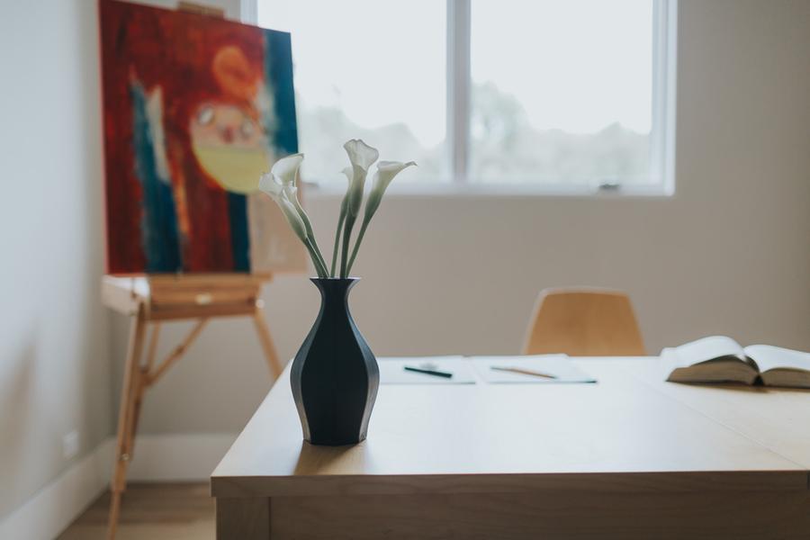 THE BRIGHT ANGLE TABLE VASE- MICA BLACK SATINE MATTE