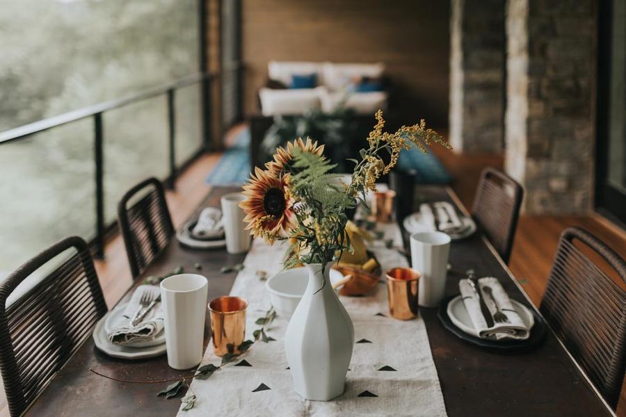 THE BRIGHT ANGLE TABLE VASE- SILK WHITE SATINE MATTE